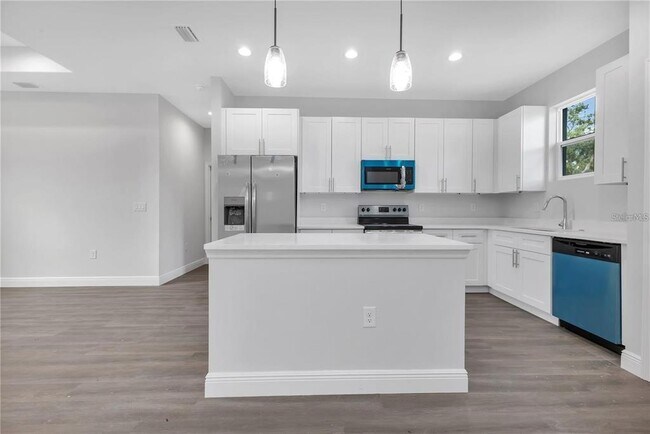 8423 Olsen St in Port Charlotte, FL - Building Photo - Building Photo