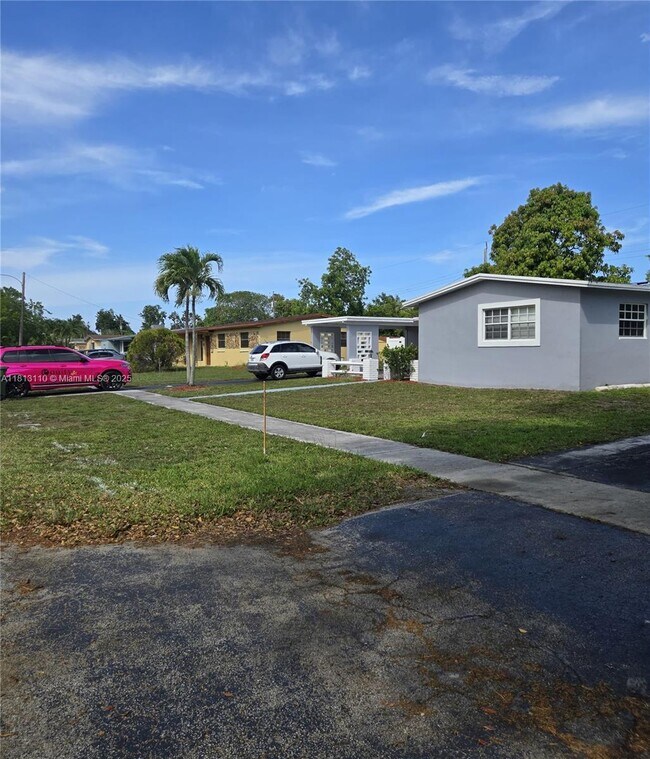 611 SW 64th Way in Pembroke Pines, FL - Building Photo - Building Photo