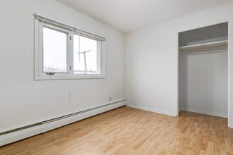 Reed Manor in Regina, SK - Building Photo - Building Photo