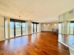 5950 Pelican Bay Plaza S in Gulfport, FL - Building Photo - Building Photo