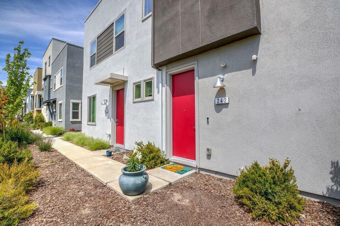 242 Log Pond Ln in Sacramento, CA - Building Photo