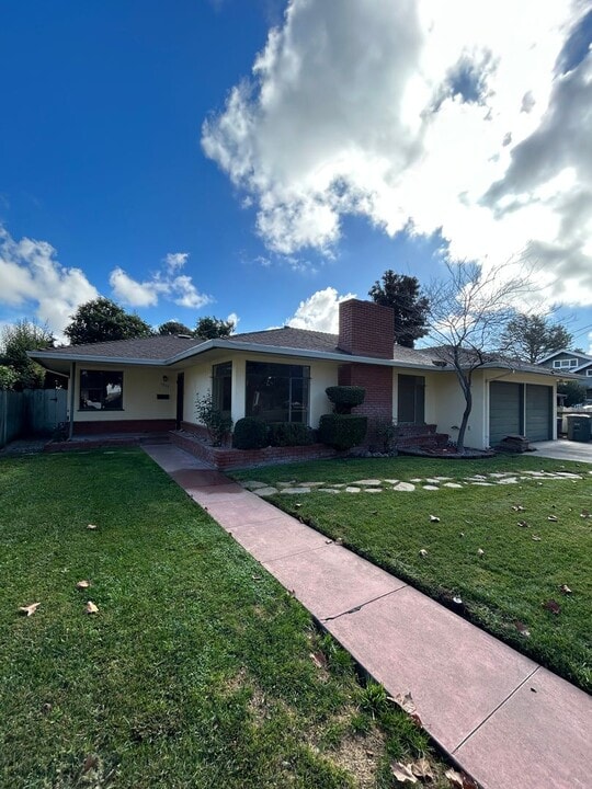 1015 Monterey St in Hollister, CA - Foto de edificio