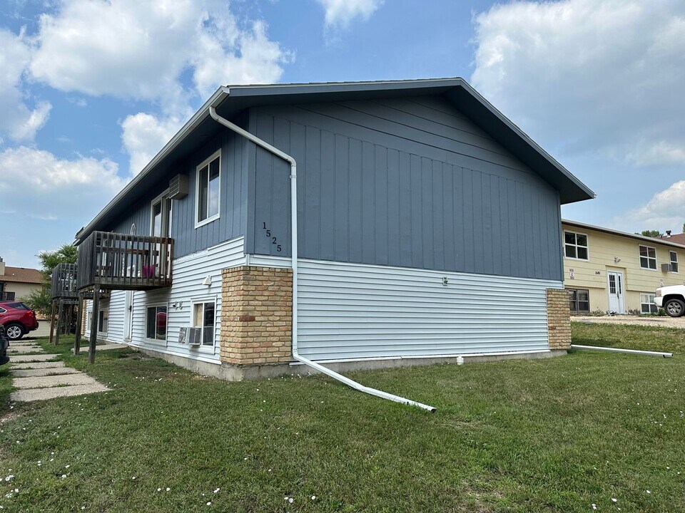 1525 12th St NW in Minot, ND - Building Photo