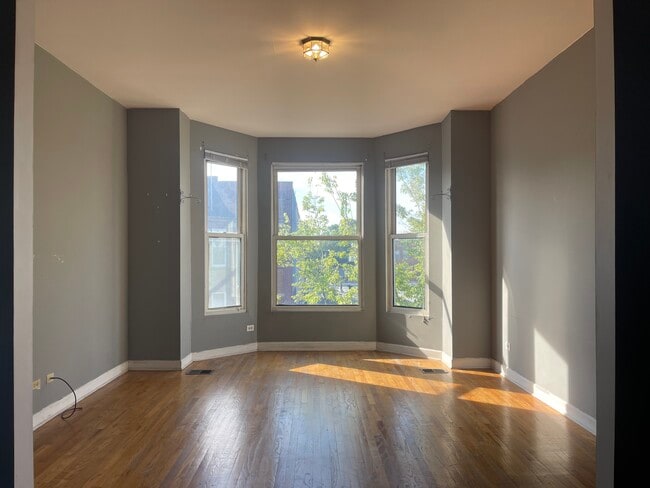 3220 W Armitage Ave, Unit 302 in Chicago, IL - Building Photo - Building Photo
