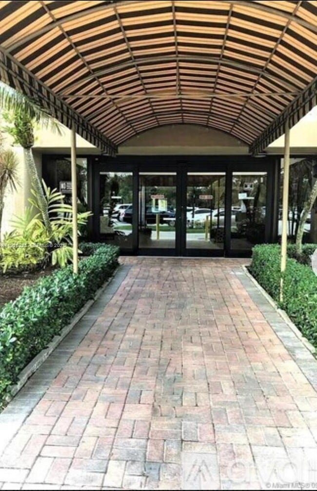 240 Lakeview Dr in Weston, FL - Foto de edificio - Building Photo