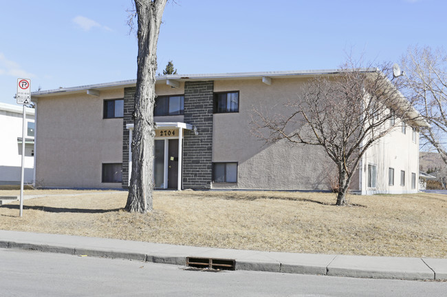 2704 Brentwood Blvd NW in Calgary, AB - Building Photo - Building Photo