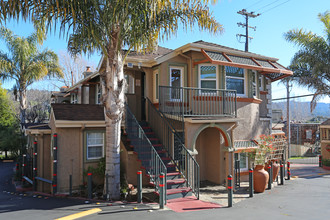 Hillside Gardens Apartments in El Cerrito, CA - Foto de edificio - Building Photo