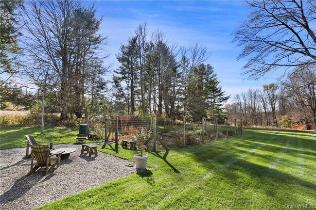 77 Hook Rd in Bedford, NY - Building Photo - Building Photo