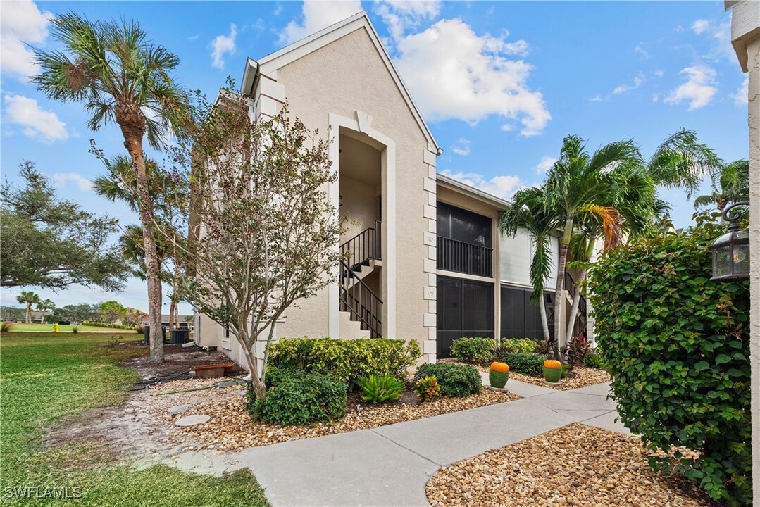 16321 Kelly Woods Dr in Ft. Myers, FL - Building Photo