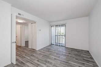 Garden Pines in Wichita, KS - Foto de edificio - Interior Photo