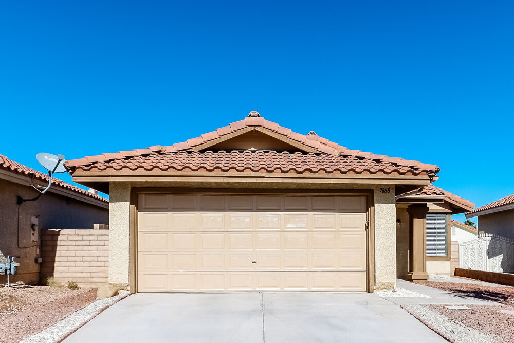 7668 Kalmalii Ave in Las Vegas, NV - Building Photo