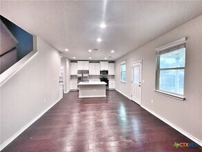 3949 Legend Wds in New Braunfels, TX - Foto de edificio - Building Photo