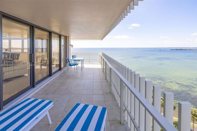 1 Grove Isle Dr in Miami, FL - Building Photo - Building Photo
