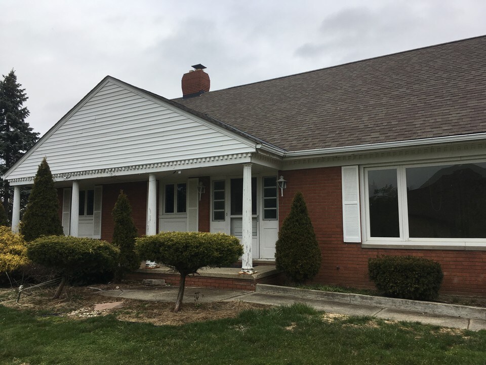 1332 Arborcrest Dr in Hinckley, OH - Foto de edificio