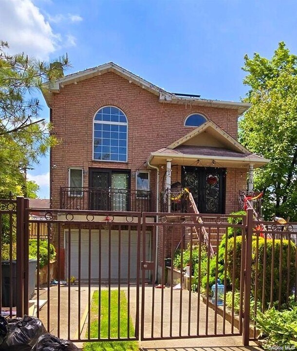 86-14 Sutro St in Queens, NY - Building Photo