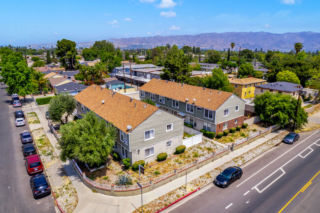 10617 Oxnard St in North Hollywood, CA - Building Photo - Building Photo