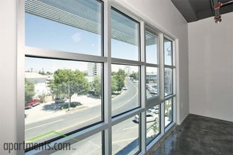 Iron Bird Lofts in Fresno, CA - Foto de edificio - Building Photo