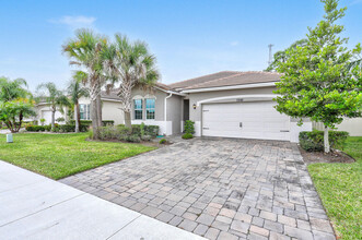 7581 SW Harbor Cove Dr in Stuart, FL - Building Photo - Building Photo