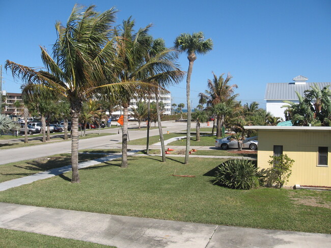 245 Palm Ln, Unit 2 in Cocoa Beach, FL - Foto de edificio - Building Photo