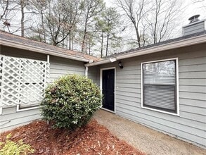 1050 Mathews Ct in Smyrna, GA - Foto de edificio - Building Photo