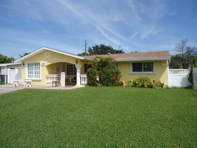 6021 W Paris St in Tampa, FL - Foto de edificio