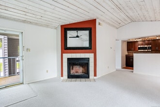 28 Crown Knoll Ct in Groton, CT - Building Photo - Building Photo