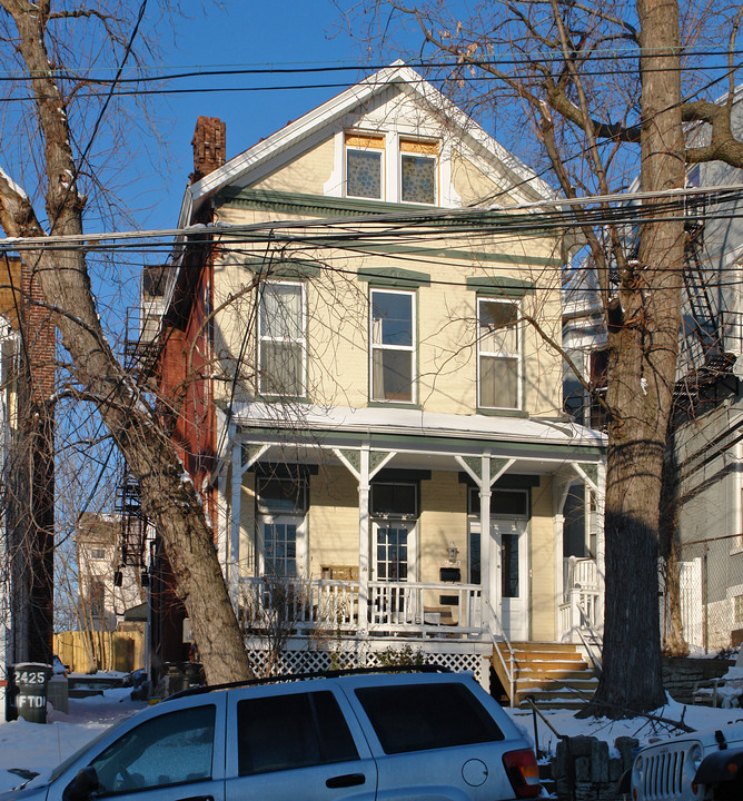 2427 W Clifton Ave in Cincinnati, OH - Foto de edificio