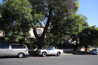 5025 Maplewood Ave in Los Angeles, CA - Foto de edificio - Building Photo