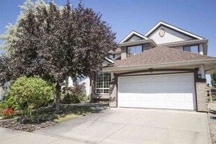 473 Meadowview Ct in Sherwood Park, AB - Building Photo