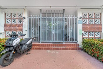 8040 Tatum Waterway Dr in Miami Beach, FL - Building Photo - Building Photo