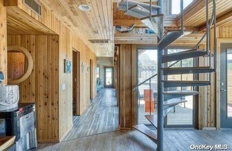332 Dehnoff Walk in Islip, NY - Foto de edificio - Building Photo