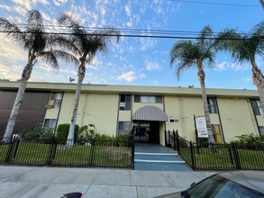 13001 Vanowen St in North Hollywood, CA - Foto de edificio - Building Photo