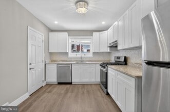 2422 S Iseminger St in Philadelphia, PA - Building Photo - Building Photo