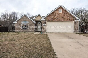 1653 Shetland Dr in Fayetteville, AR - Building Photo