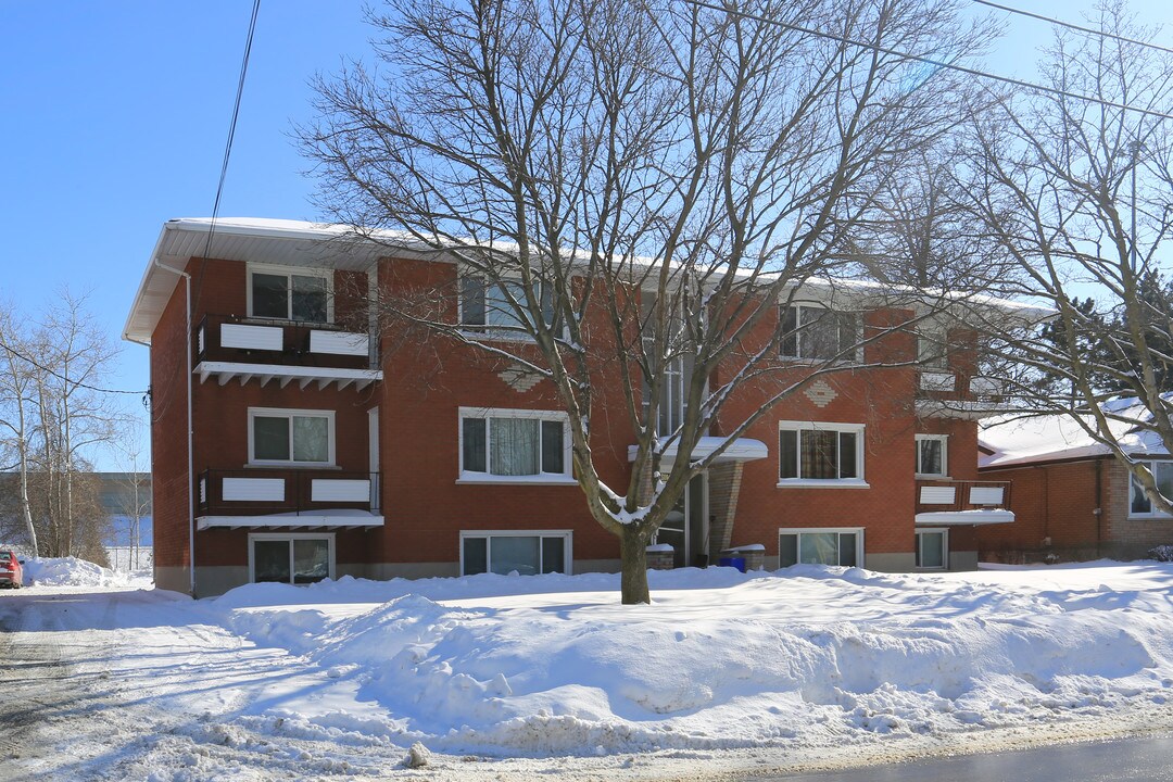 Wilson Place in Kitchener, ON - Building Photo