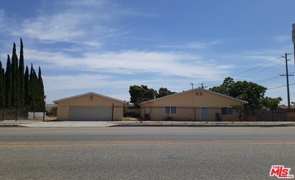 7711 Laurel Ave in Fontana, CA - Foto de edificio - Building Photo