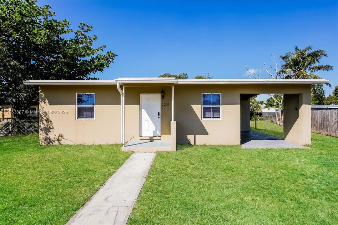 1207 NW 13th Ln in Fort Lauderdale, FL - Building Photo