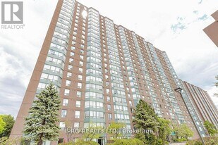 135 Hillcrest Ave in Mississauga, ON - Building Photo