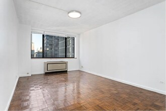 30 W 61st St in New York, NY - Building Photo - Building Photo