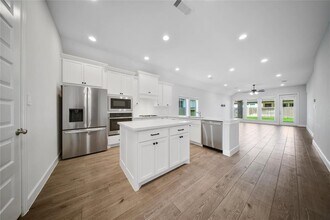 615 Sand Branch Dr in Conroe, TX - Foto de edificio - Building Photo