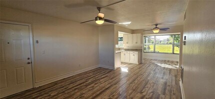 1506 Edgewater Cir in Ft. Myers, FL - Building Photo - Building Photo