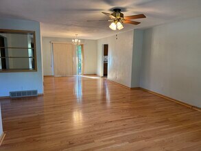 512 Elm St in Hampshire, IL - Building Photo - Building Photo