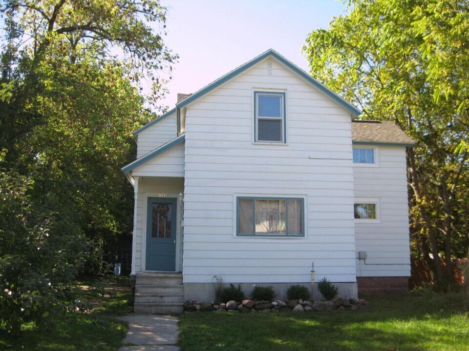 913 MacArthur Ave in Ashland, WI - Building Photo