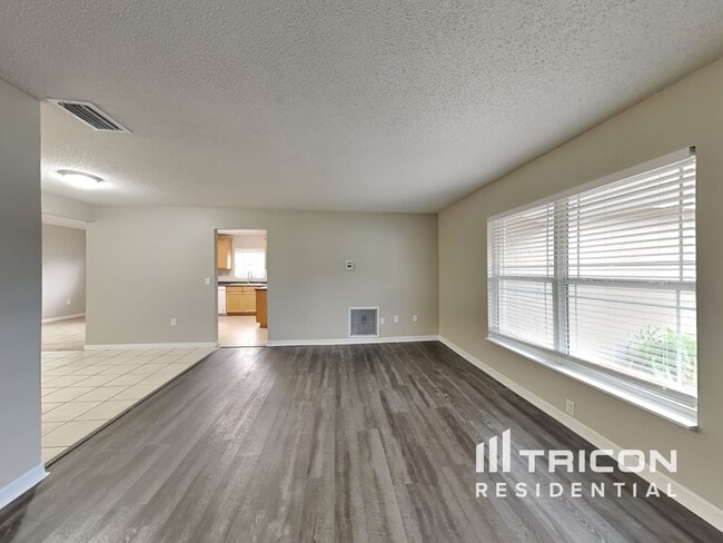 111 Ravenway Dr in Seffner, FL - Building Photo - Building Photo