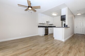 Hollister Creek Apartments in San Diego, CA - Building Photo - Building Photo