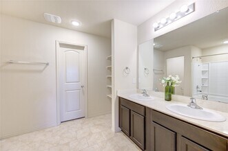 23614 Eldarica Pine Ct in Tomball, TX - Foto de edificio - Building Photo