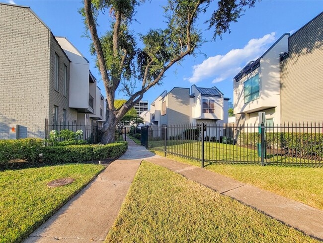 1300 Augusta Dr, Unit 41 in Houston, TX - Building Photo - Building Photo