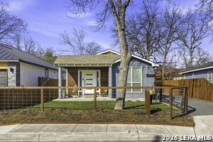 227 E Baylor St in San Antonio, TX - Building Photo