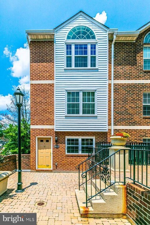 3002 S Glebe Rd in Arlington, VA - Building Photo