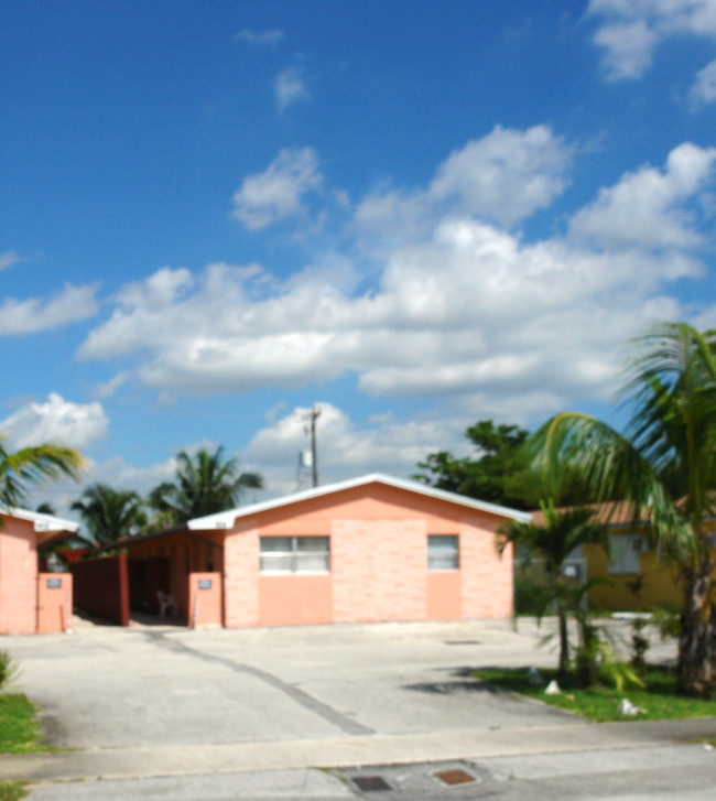 904-908 SW 11th St in Hallandale Beach, FL - Foto de edificio - Building Photo